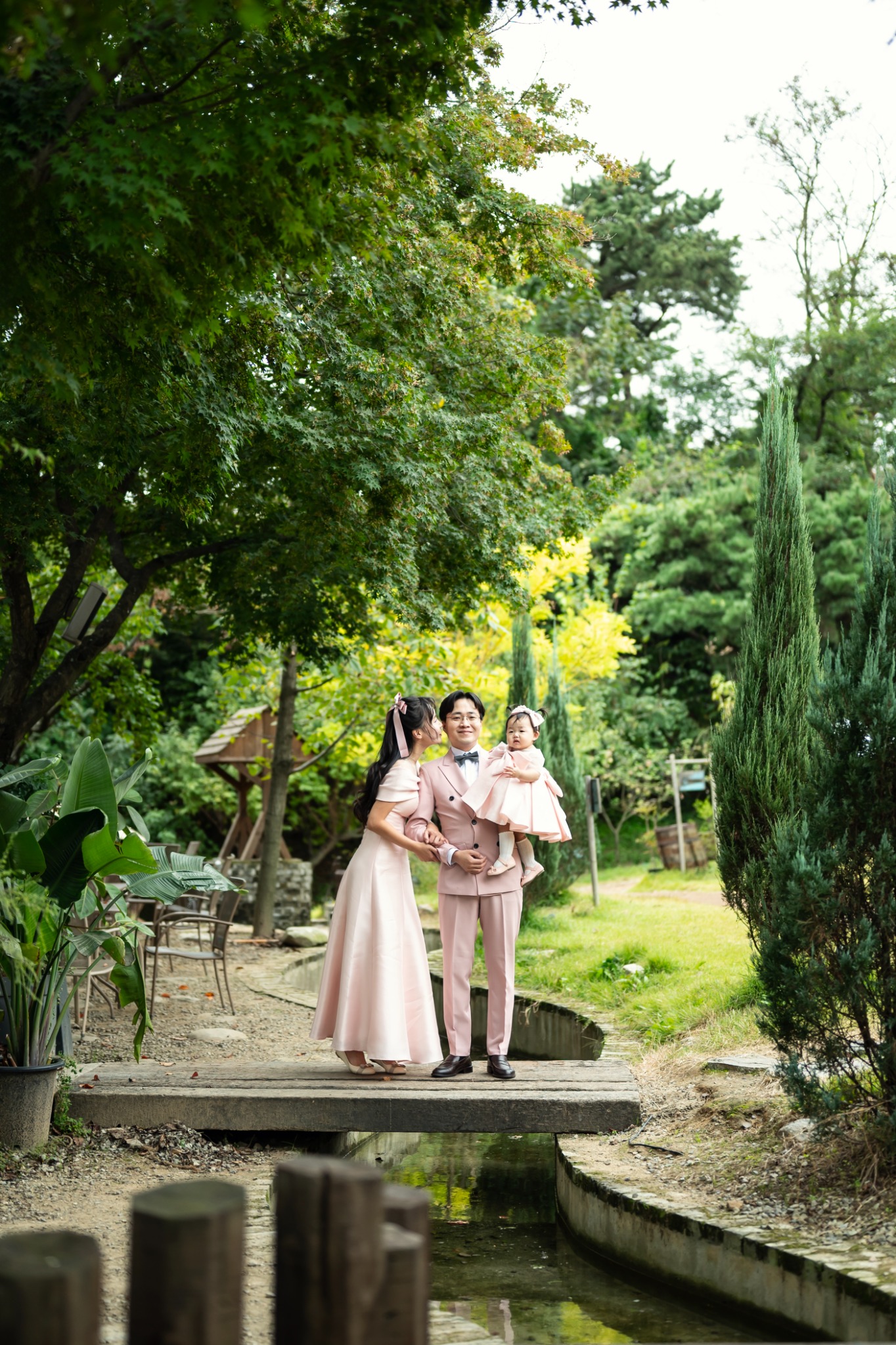 다리 위에서 촬영한 세로 가족 돌스냅 사진