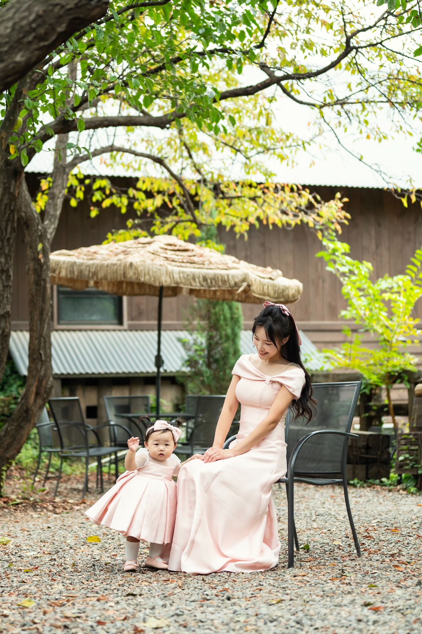 정원 의자에서 엄마와 아기가 함께 있는 세로 돌스냅 사진
